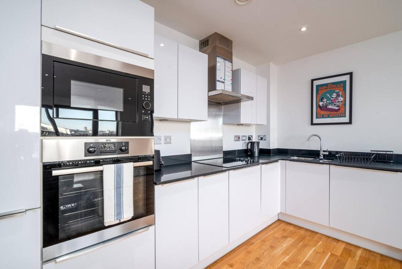 Stunning Riverside View Apartment, Near Canary Wharf & O2 London Bagian luar foto